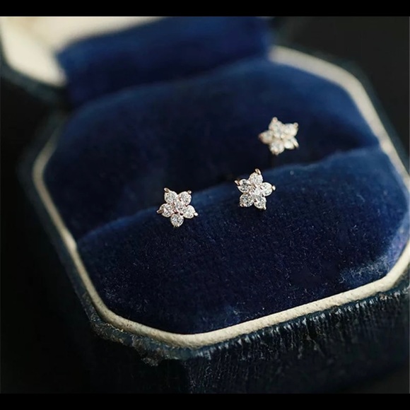 925 stamped Star Stud Earrings - Picture 1 of 4